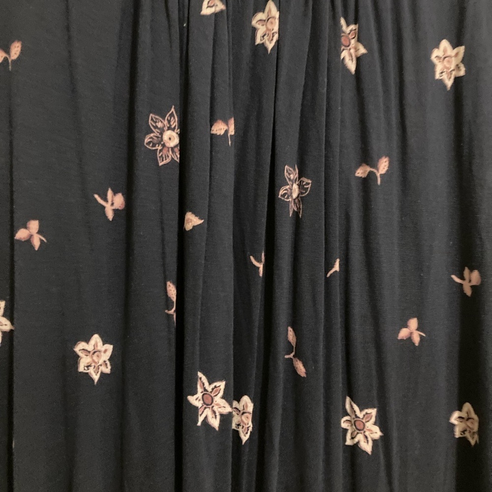 LOFT Women’s Midnight Blue Blouse Top with Rose Accents Sz. XL - Picture 5 of 6